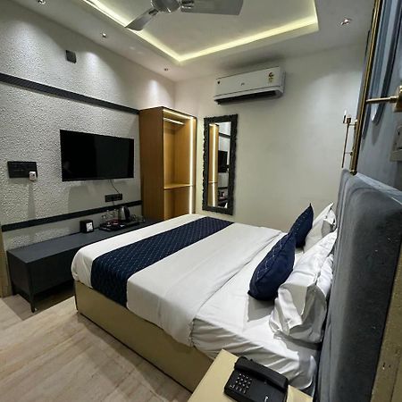 Divine Hotel Karnāl Exterior photo