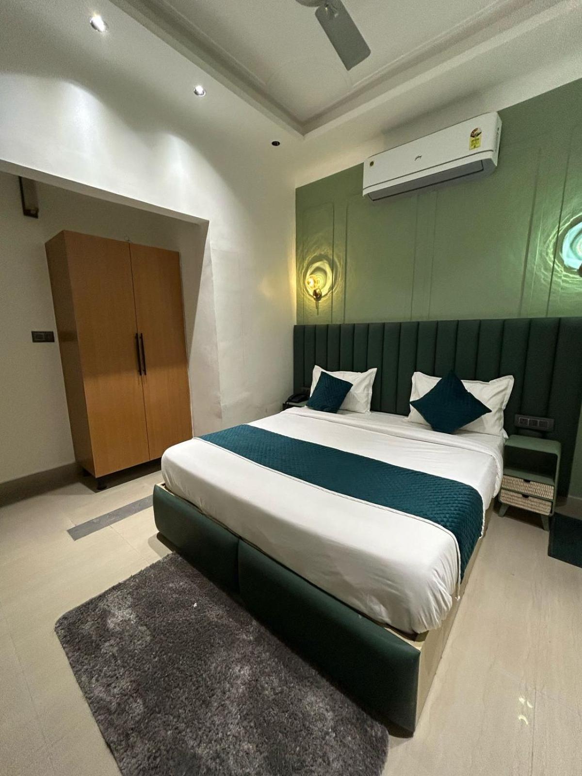 Divine Hotel Karnāl Exterior photo
