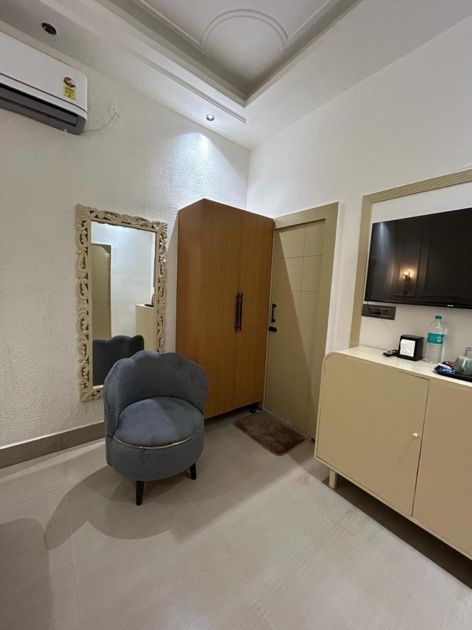 Divine Hotel Karnāl Exterior photo