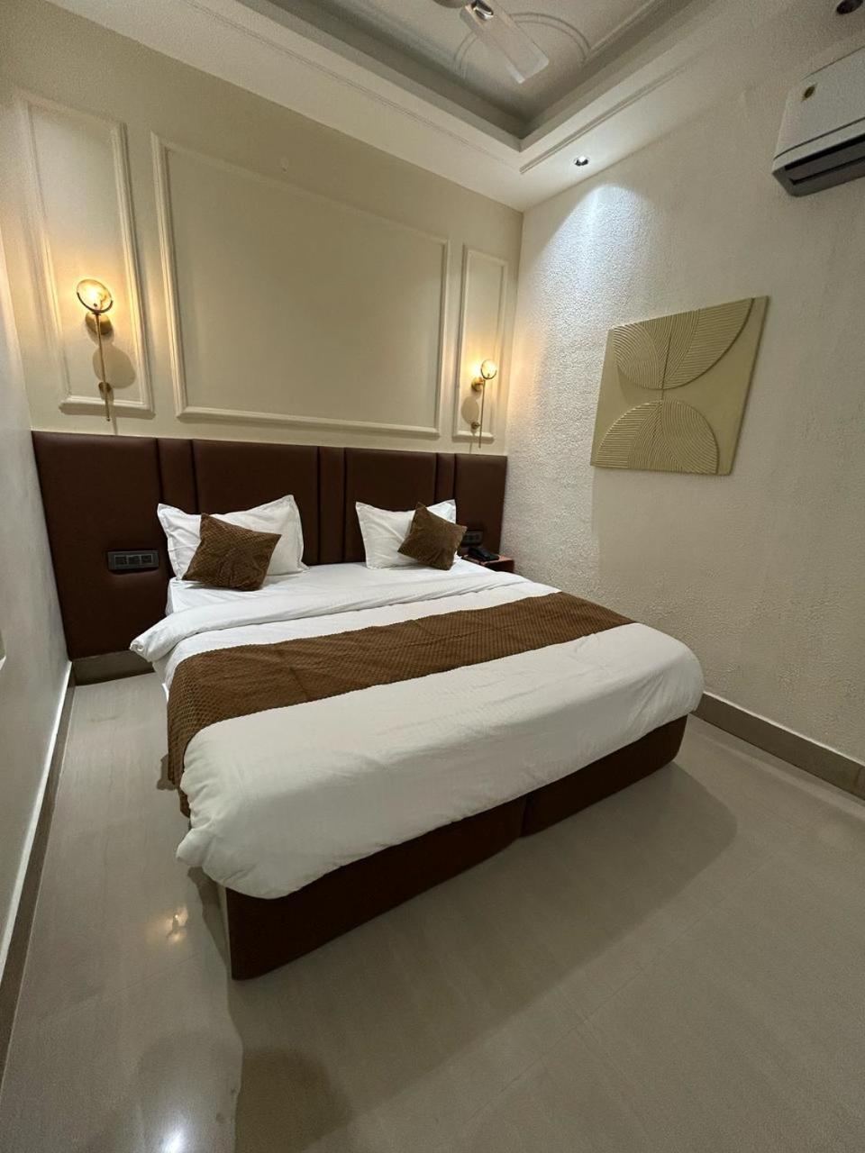 Divine Hotel Karnāl Exterior photo