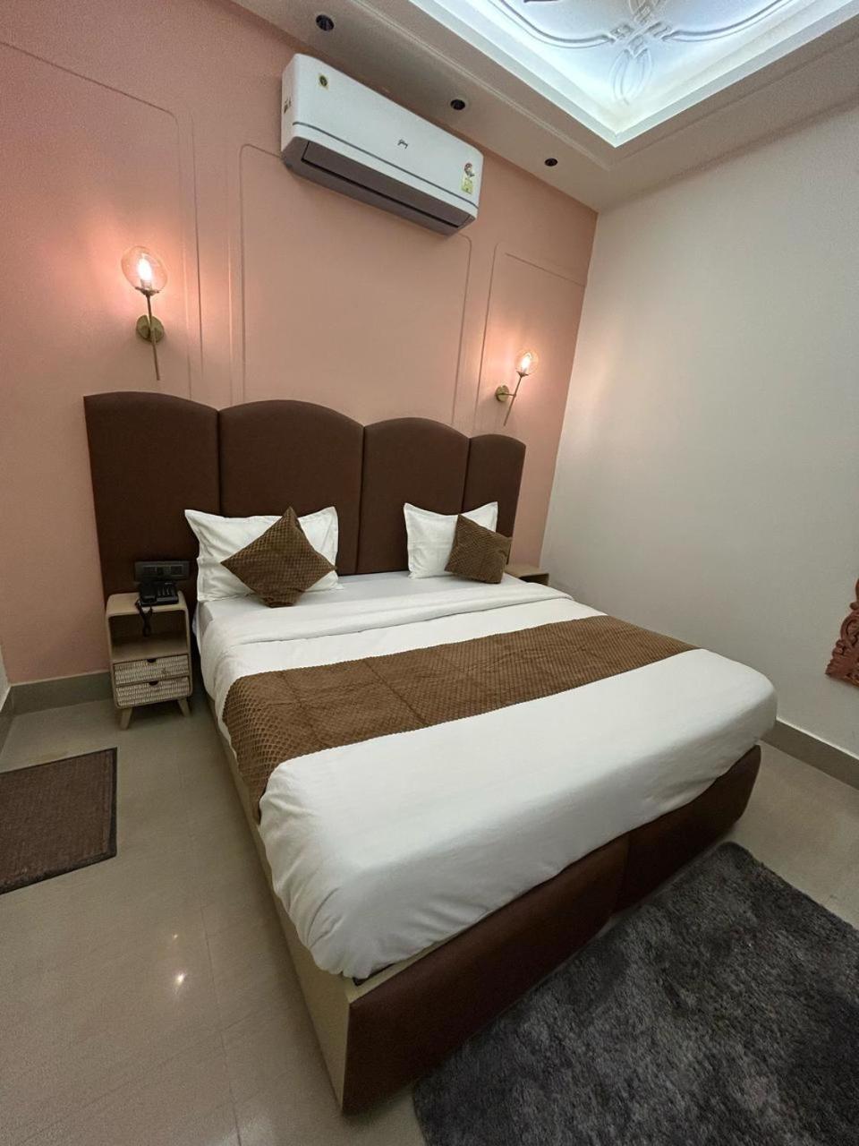 Divine Hotel Karnāl Exterior photo