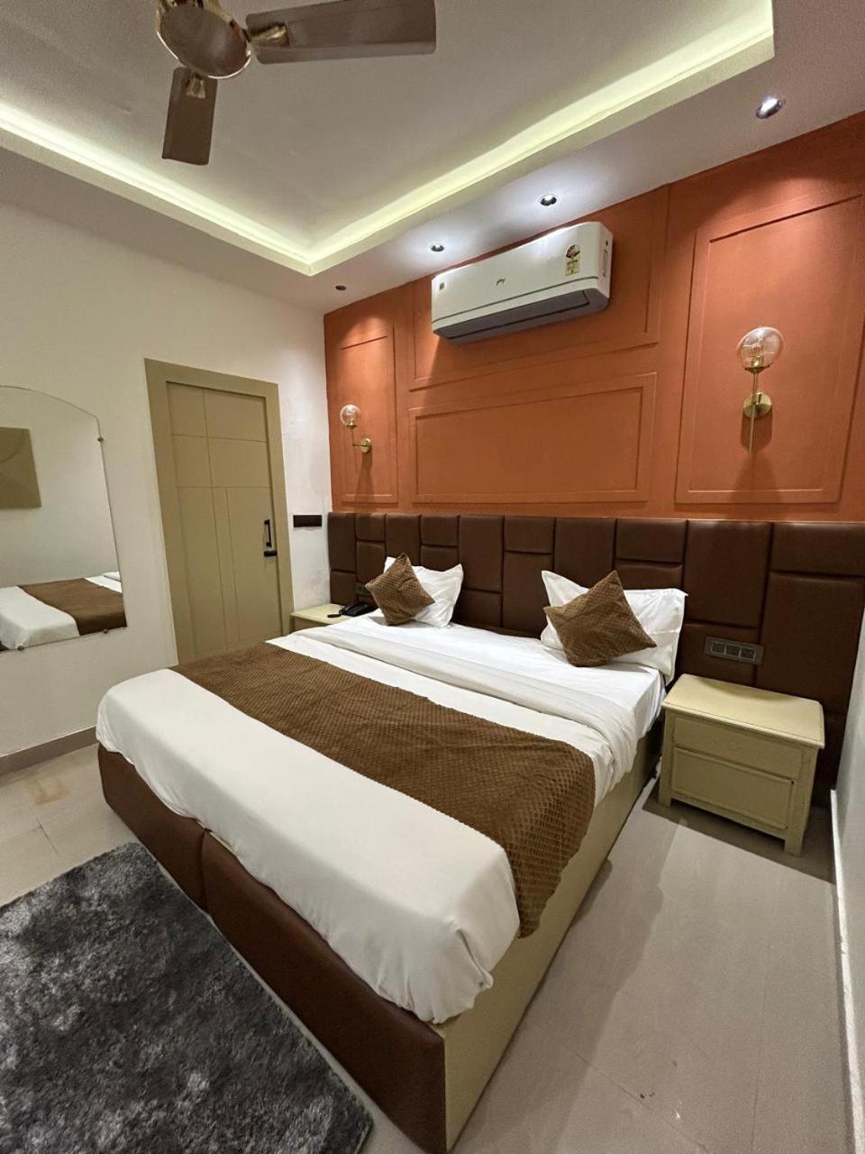 Divine Hotel Karnāl Exterior photo