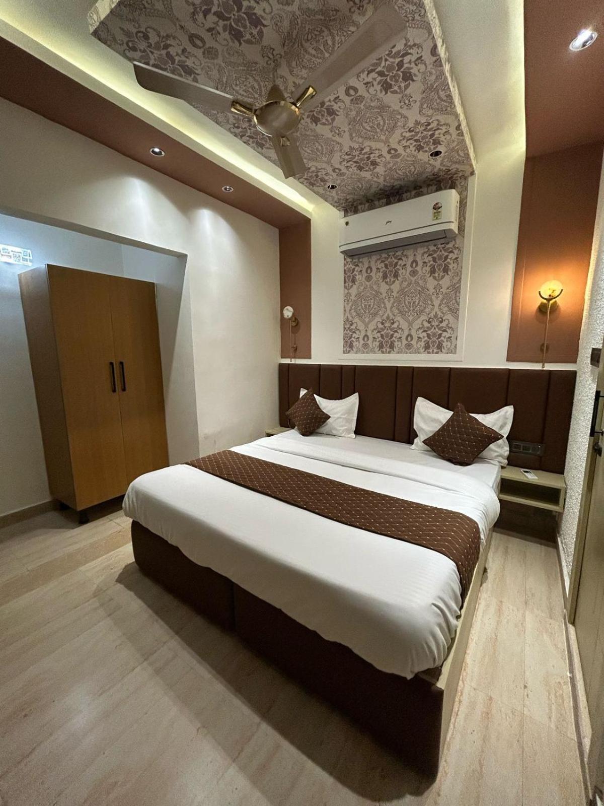 Divine Hotel Karnāl Exterior photo