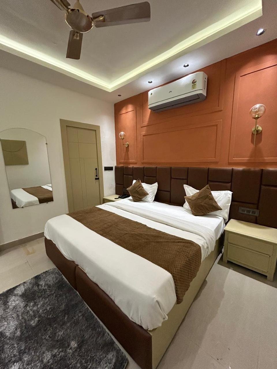 Divine Hotel Karnāl Exterior photo