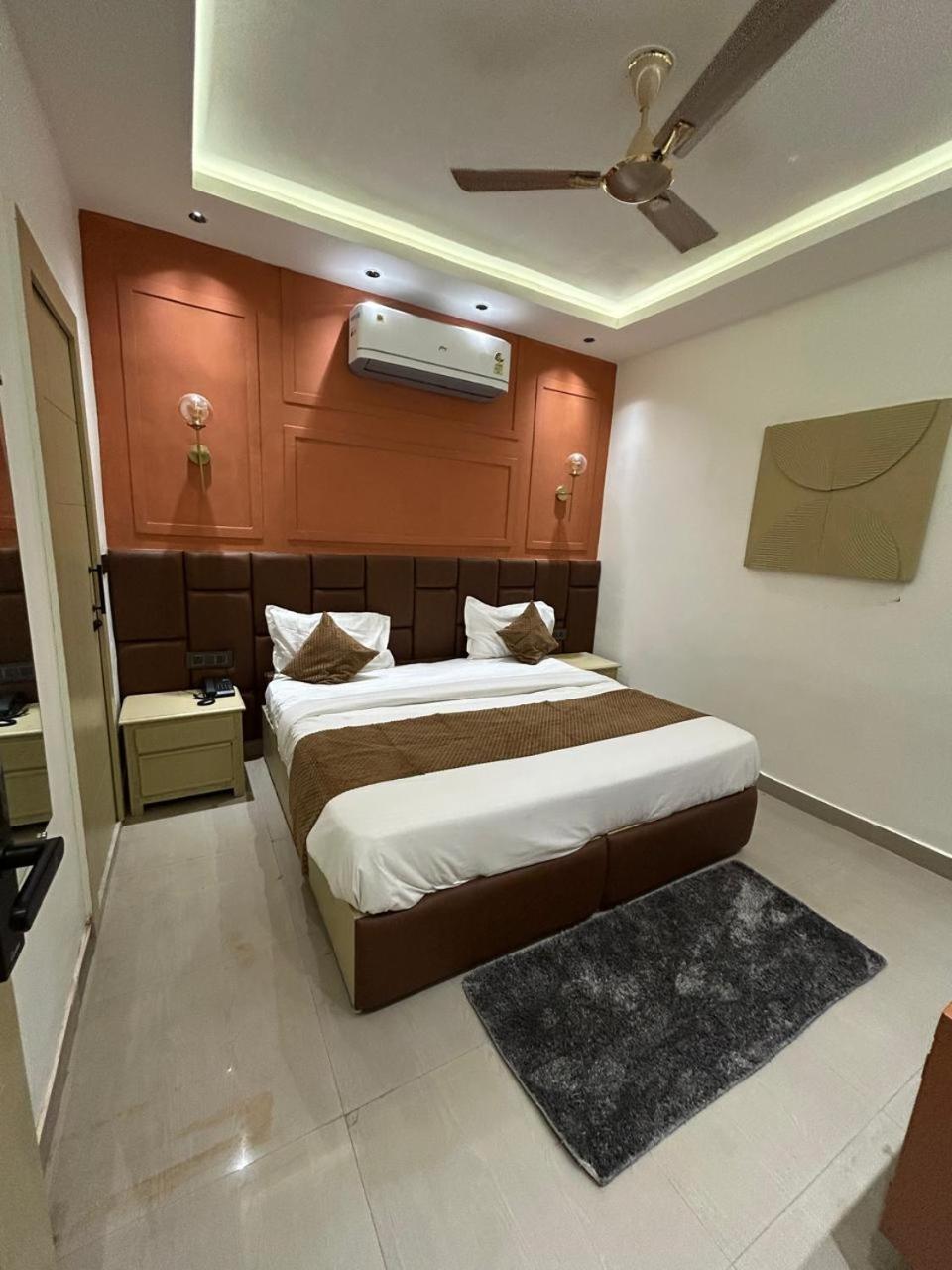 Divine Hotel Karnāl Exterior photo